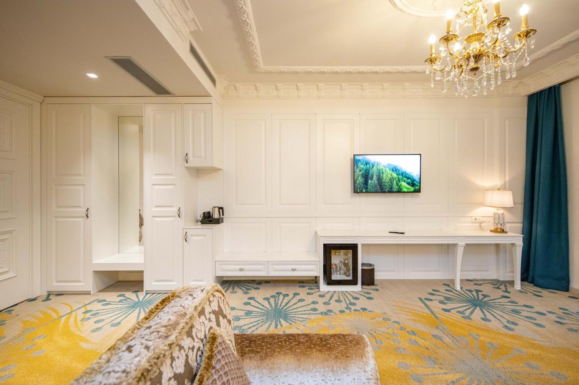 Grand Hotel Belushi Boge ภายนอก รูปภาพ