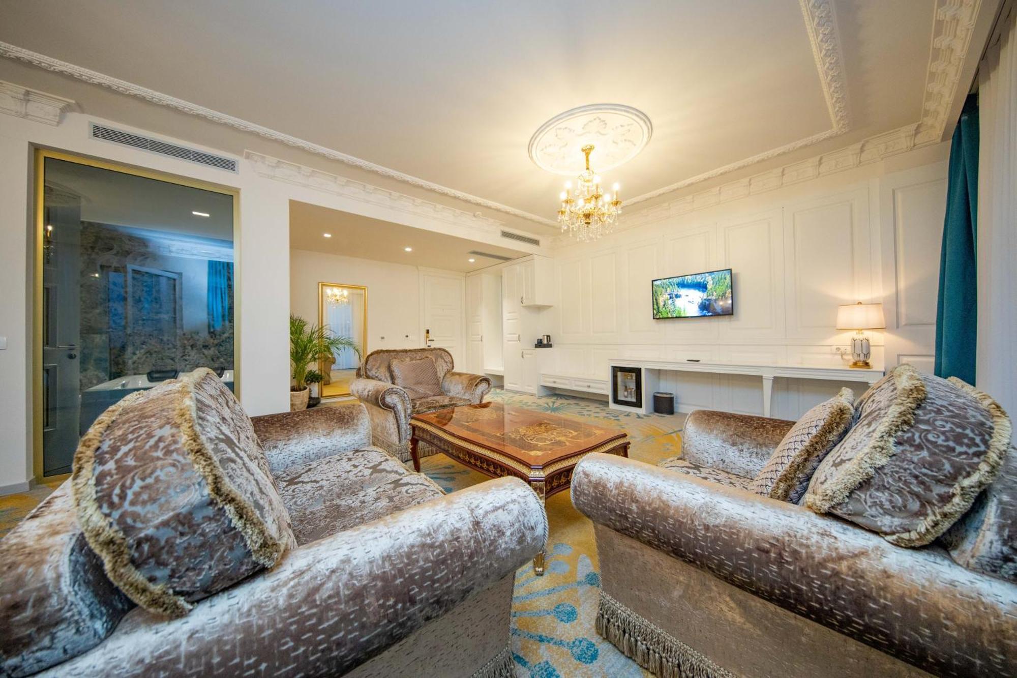 Grand Hotel Belushi Boge ภายนอก รูปภาพ
